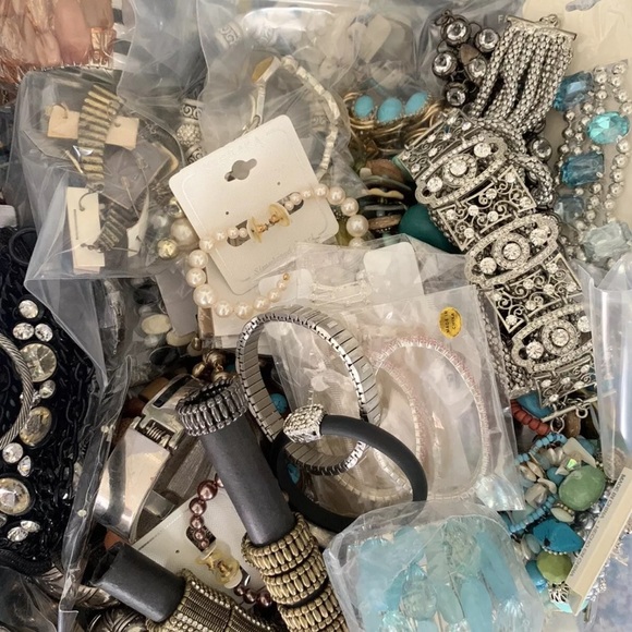4 LBs vintage Costume gold silver Jewelry Lot~ Signed & Unsigned All Wearable - Picture 8 of 9